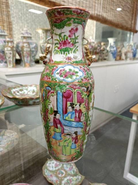 古玩陶瓷人物花繪獸耳口袋瓶真品鑒賞圖