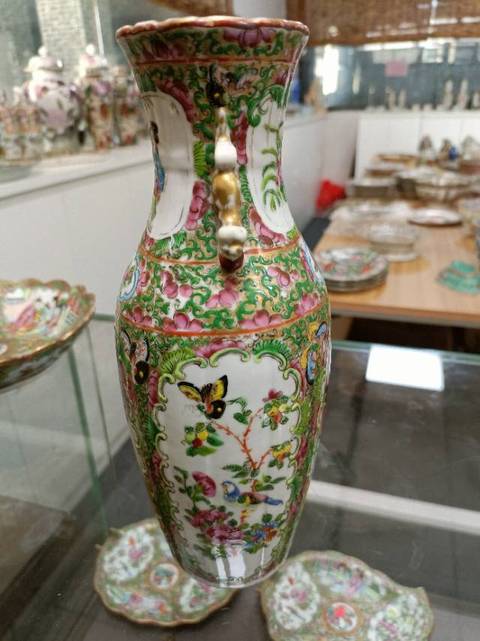 古玩陶瓷人物花繪獸耳口袋瓶真品鑒賞圖