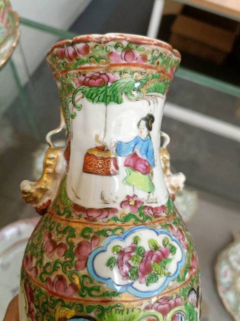古玩陶瓷人物花繪獸耳口袋瓶真品鑒賞圖