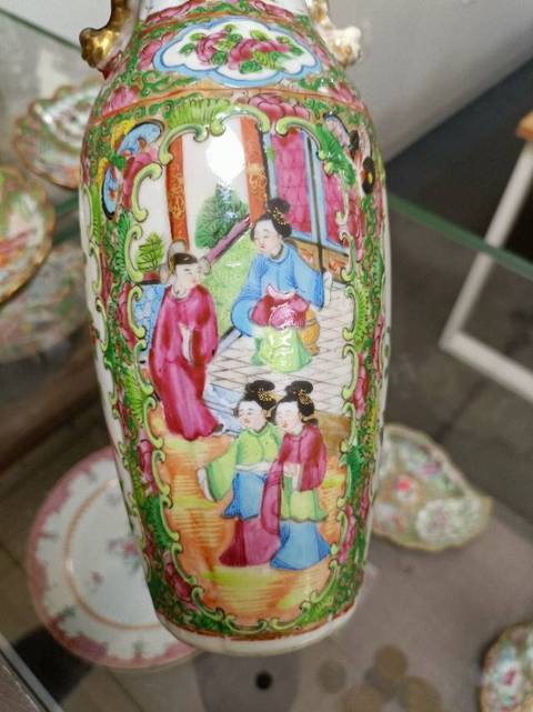 古玩陶瓷人物花繪獸耳口袋瓶真品鑒賞圖