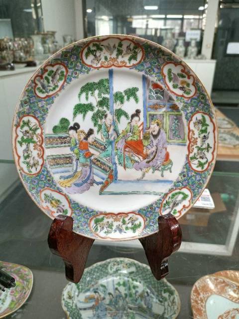 古玩陶瓷廣彩人物盤真品鑒賞圖