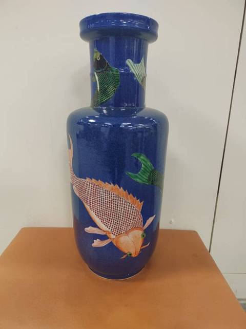 古玩陶瓷祭藍堆粉彩魚紋棒槌瓶真品鑒賞圖