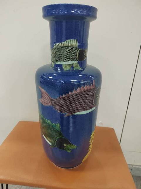 古玩陶瓷祭藍堆粉彩魚紋棒槌瓶真品鑒賞圖