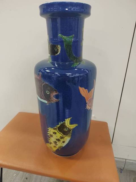 古玩陶瓷祭藍堆粉彩魚紋棒槌瓶真品鑒賞圖