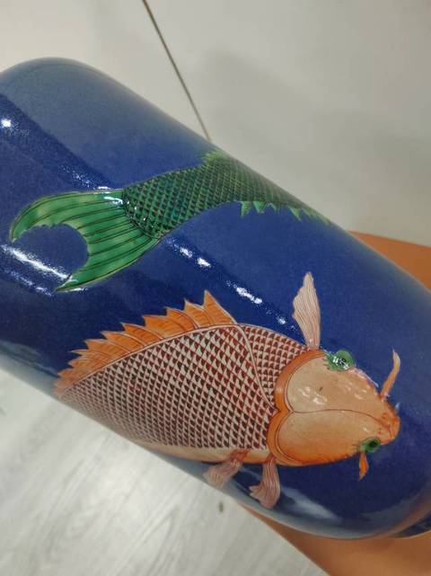 古玩陶瓷祭藍堆粉彩魚紋棒槌瓶真品鑒賞圖