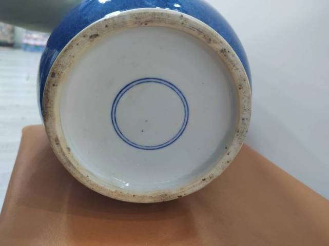 古玩陶瓷祭藍堆粉彩魚紋棒槌瓶真品鑒賞圖