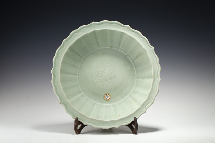 古玩陶瓷明早·龍泉青釉印花紋葵口盤(pán)拍賣(mài)，當(dāng)前價(jià)格6727元
