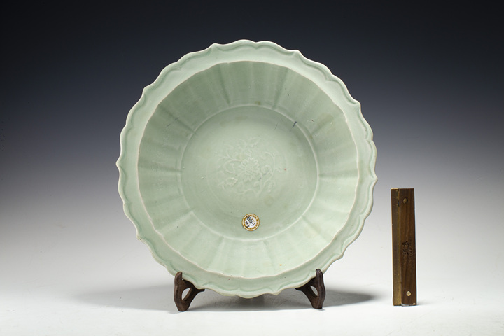 古玩陶瓷明早·龍泉青釉印花紋葵口盤(pán)拍賣(mài)，當(dāng)前價(jià)格6727元