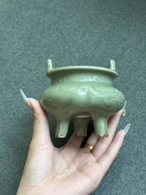 古玩陶瓷龍泉青瓷刻花三足爐真品鑒賞圖