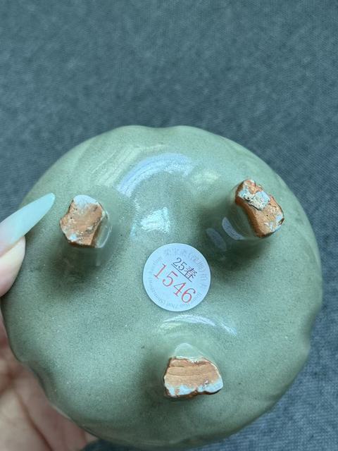 古玩陶瓷龍泉青瓷刻花三足爐真品鑒賞圖