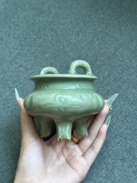 古玩陶瓷龍泉青瓷刻花三足爐真品鑒賞圖