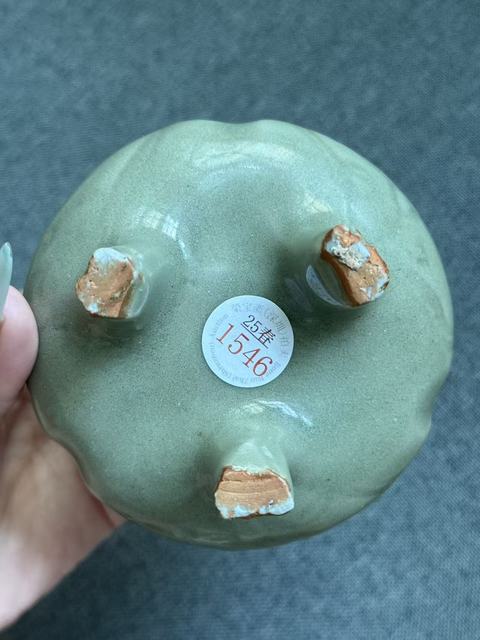 古玩陶瓷龍泉青瓷刻花三足爐真品鑒賞圖