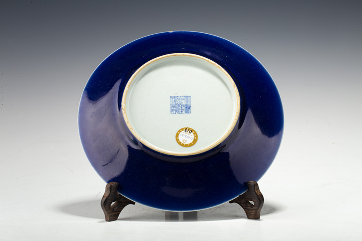 古玩陶瓷清乾隆·外藍釉內淡描青花纏枝蓮紋盤拍賣,當前價格2680元