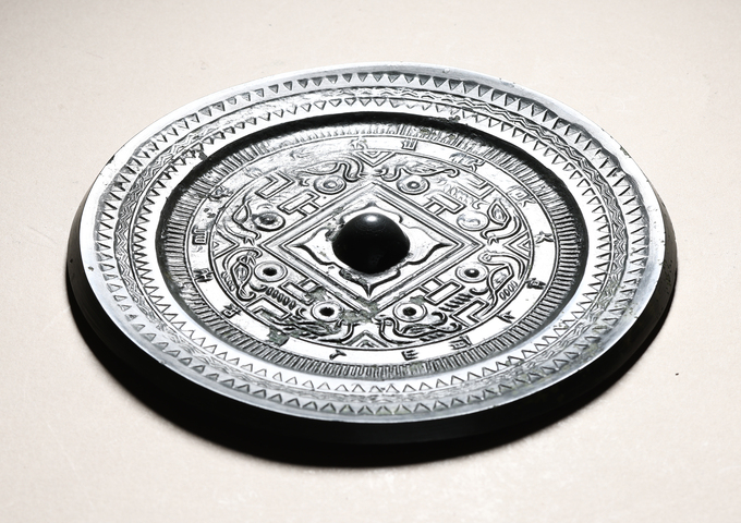 古玩銅器漢代八鳥規(guī)矩鏡真品鑒賞圖