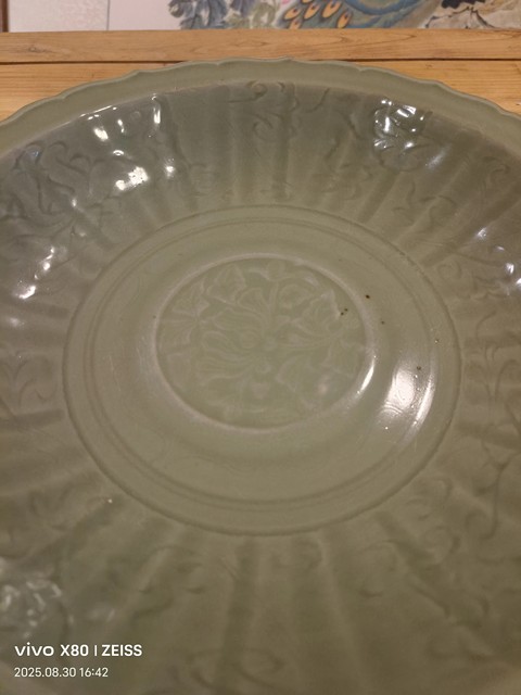 古玩陶瓷龍泉青瓷刻花盤真品鑒賞圖