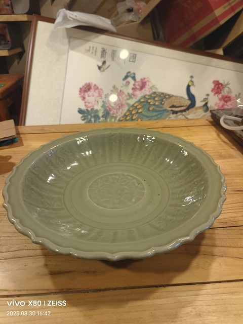 古玩陶瓷龍泉青瓷刻花盤真品鑒賞圖