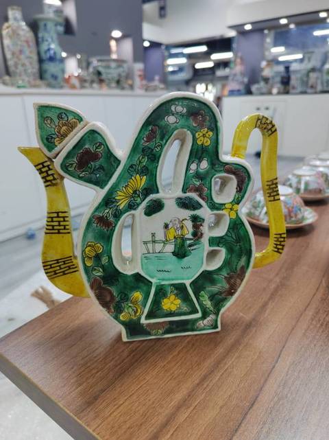 古玩陶瓷壽字粉彩茶壺真品鑒賞圖