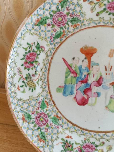 古玩陶瓷人物花卉紋廣彩盤真品鑒賞圖