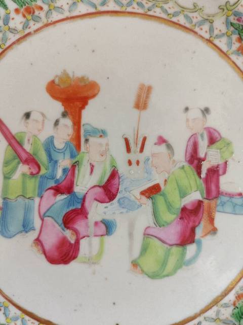 古玩陶瓷人物花卉紋廣彩盤真品鑒賞圖