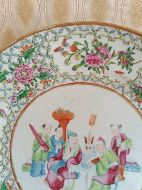 古玩陶瓷人物花卉紋廣彩盤真品鑒賞圖