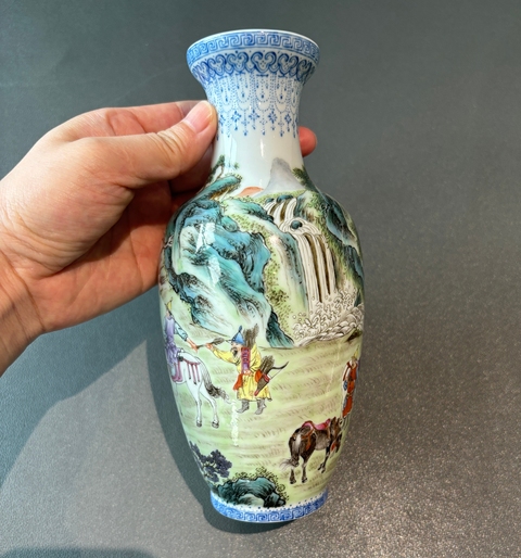 古玩陶瓷民國粉彩人物故事圖瓶真品鑒賞圖
