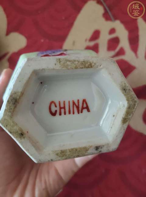 古玩陶瓷三娘教子圖粉彩六方瓶真品鑒賞圖