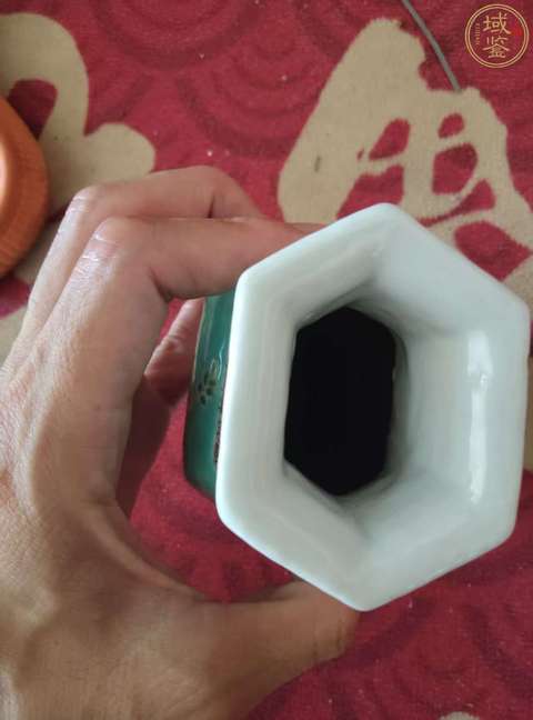 古玩陶瓷三娘教子圖粉彩六方瓶真品鑒賞圖