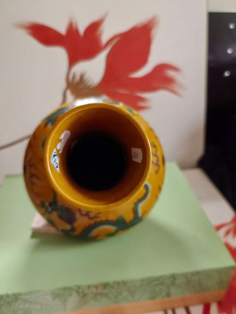 古玩陶瓷清晚期 素三彩龍紋荸薺瓶真品鑒賞圖