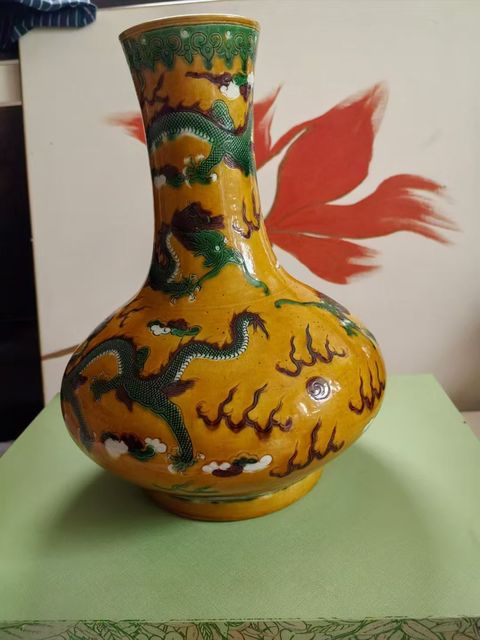 古玩陶瓷清晚期 素三彩龍紋荸薺瓶真品鑒賞圖