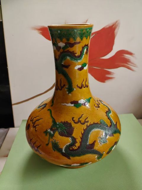 古玩陶瓷清晚期 素三彩龍紋荸薺瓶真品鑒賞圖