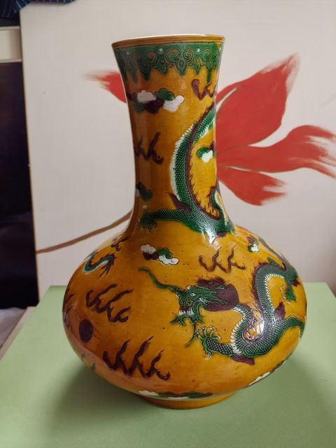 古玩陶瓷清晚期 素三彩龍紋荸薺瓶真品鑒賞圖