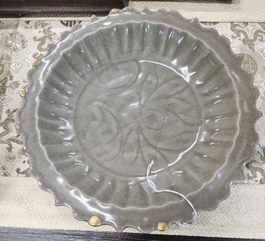 古玩陶瓷龍泉窯青釉盤真品鑒賞圖