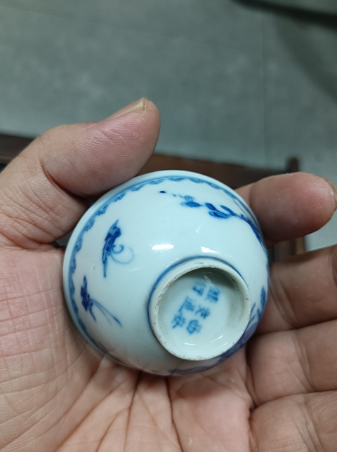 古玩陶瓷青花花蝶紋茶碗真品鑒賞圖