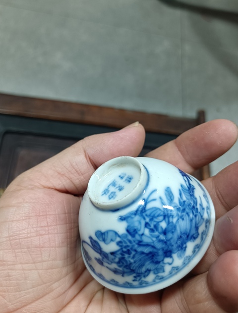 古玩陶瓷青花花蝶紋茶碗真品鑒賞圖