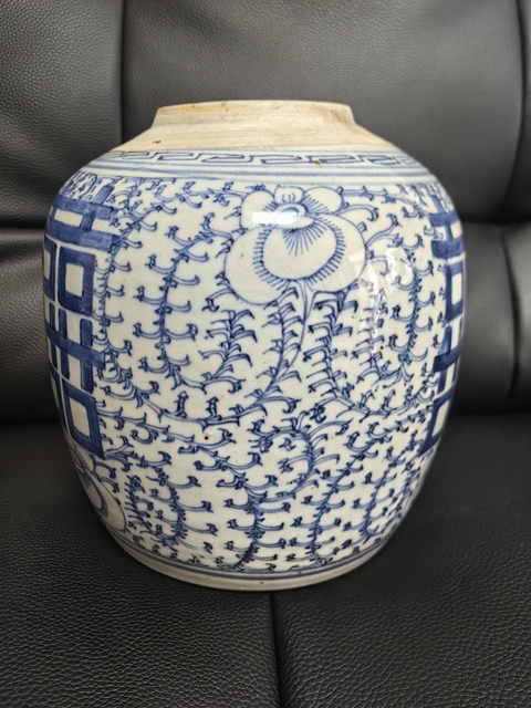 古玩陶瓷纏枝花囍字紋青花罐真品鑒賞圖