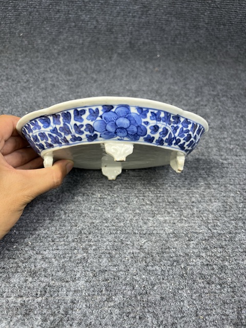 古玩陶瓷青花纏枝花卉紋四足水仙盆拍賣，當前價格1388元