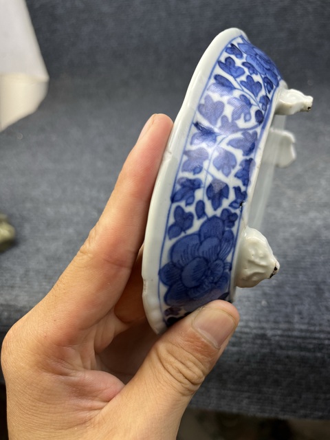 古玩陶瓷青花纏枝花卉紋四足水仙盆拍賣，當前價格1388元