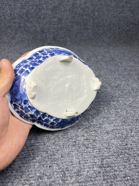 古玩陶瓷青花纏枝花卉紋四足水仙盆拍賣，當前價格1388元