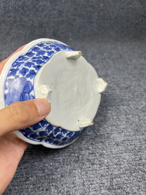 古玩陶瓷青花纏枝花卉紋四足水仙盆拍賣，當前價格1388元