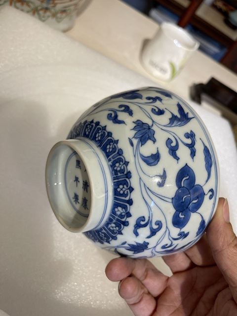 古玩陶瓷青花纏枝花卉紋碗真品鑒賞圖