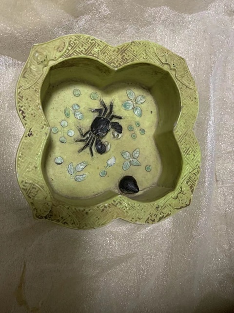 古玩陶瓷黃釉淺浮雕山水人物水洗真品鑒賞圖