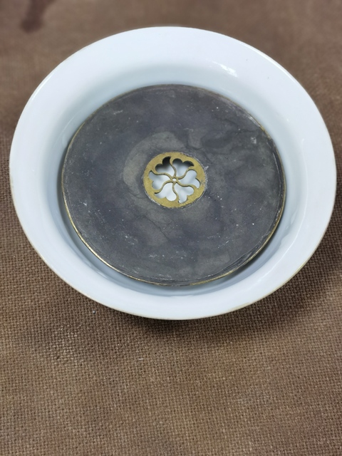 古玩陶瓷龍紋綠彩礬紅折沿碗真品鑒賞圖