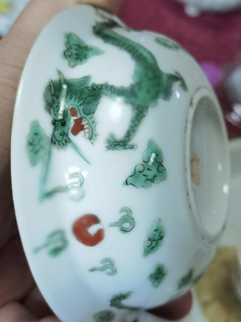 古玩陶瓷龍紋綠彩礬紅折沿碗真品鑒賞圖