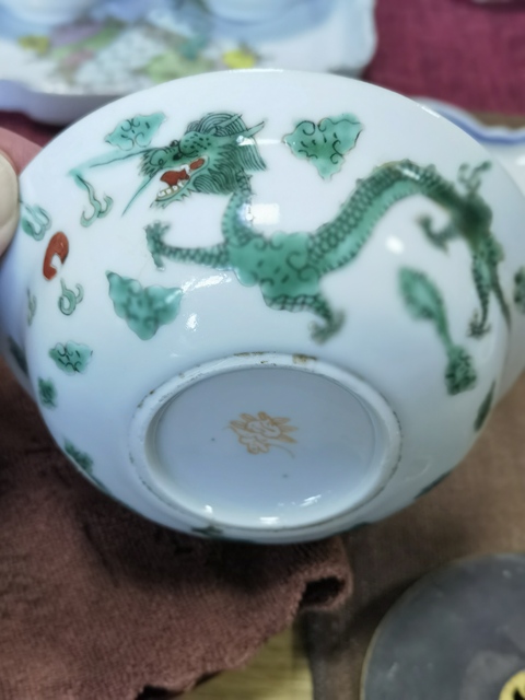 古玩陶瓷龍紋綠彩礬紅折沿碗真品鑒賞圖