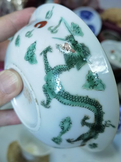 古玩陶瓷龍紋綠彩礬紅折沿碗真品鑒賞圖