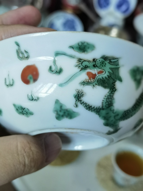 古玩陶瓷龍紋綠彩礬紅折沿碗真品鑒賞圖