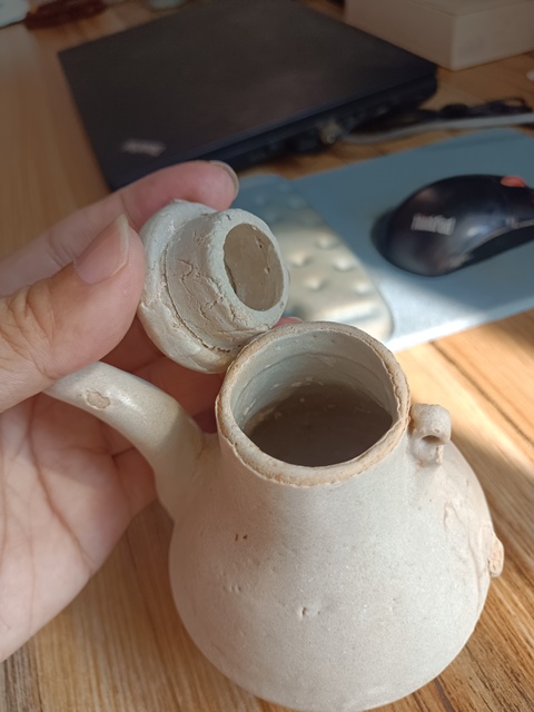 古玩陶瓷卵白釉梨形執(zhí)壺拍賣,當(dāng)前價(jià)格888元