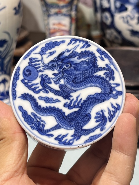 古玩陶瓷龍紋青花蓋盒真品鑒賞圖