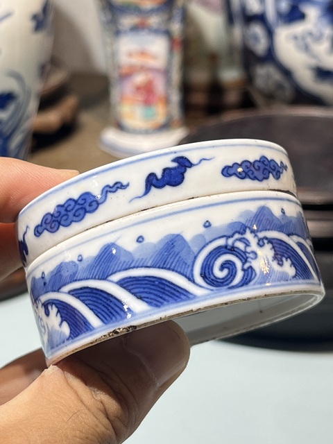 古玩陶瓷龍紋青花蓋盒真品鑒賞圖