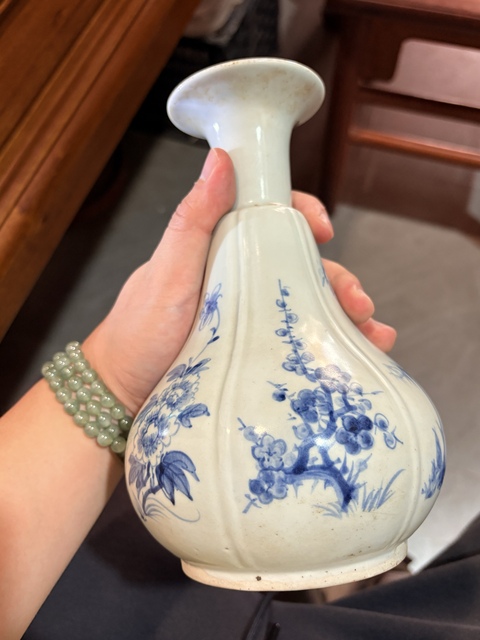 古玩陶瓷日本明治青花花卉紋撇口瓶真品鑒賞圖